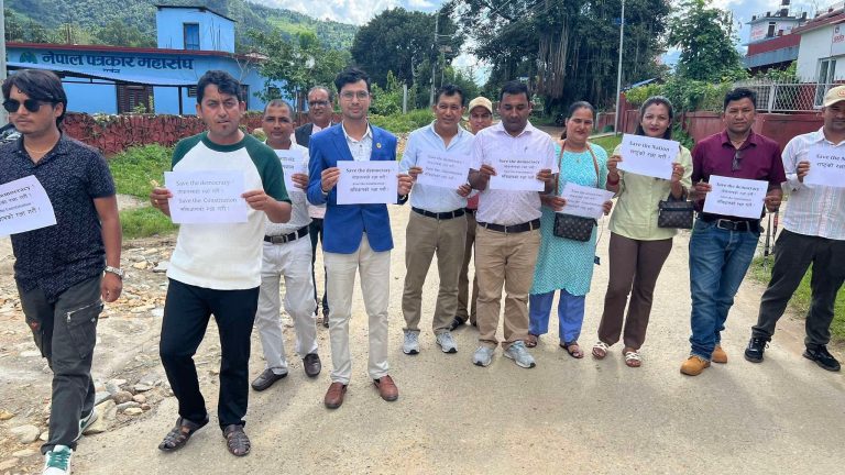 राष्ट्र र संविधानको रक्षाका लागि पर्वतमा मौन र्‍याली