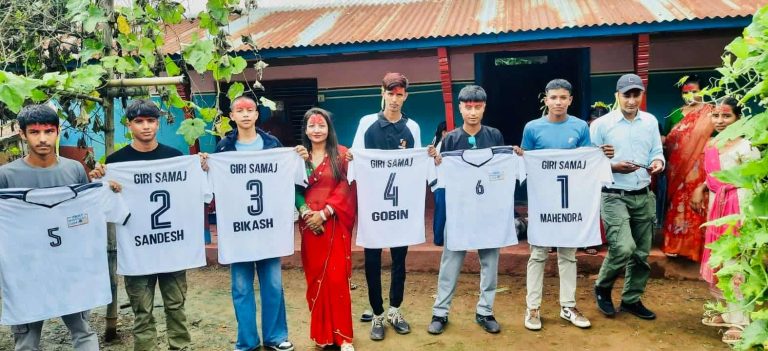 अमेरिकाबाट समाजसेवी बैकुण्ठ गिरीद्वारा खेलाडीलाई जर्सी सौजन्य