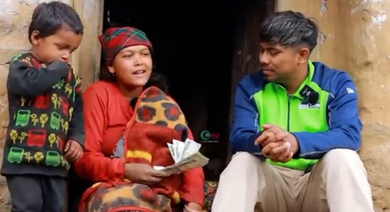 समाजसेवी घतानद्वारा ढोरपाटनका असहाय परिवारलाई आर्थिक सहयोग