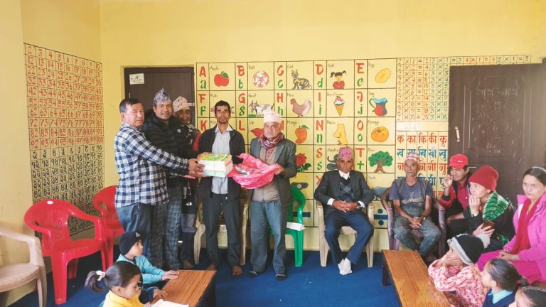 जन्मदिनको अवसरमा शिशुकल्याणका विद्यार्थीलाई शैक्षिक सामाग्री हस्तान्तरण