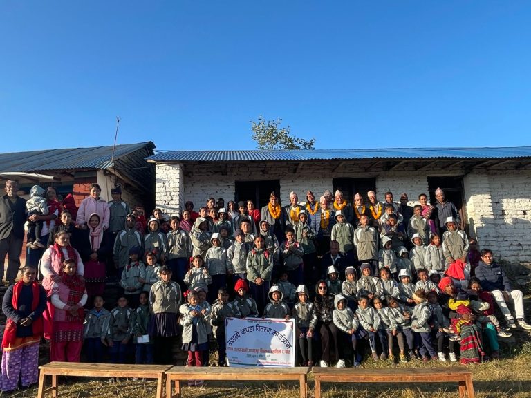 समाजसेवी भट्टराईको सहयोगमा फलामखानीका विद्यार्थी तथा शिक्षकलाई न्यानो कपडा वितरण  ‎