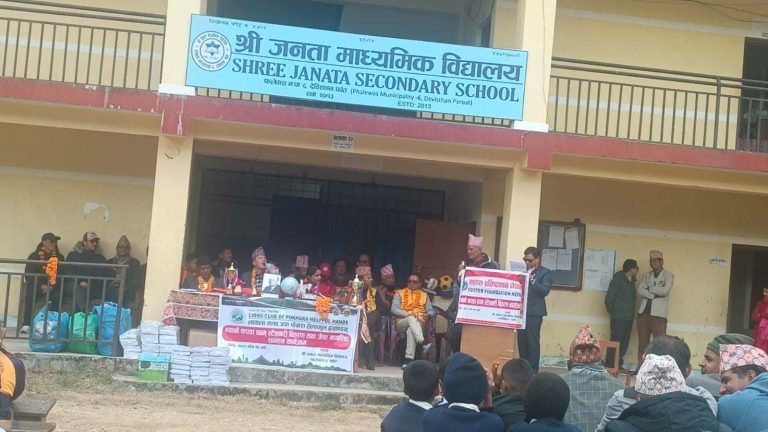 जनता माबिमा विद्यार्थीलाई न्यानो कपडा वितरण र जेष्ठ नागरिकलाई सम्मान