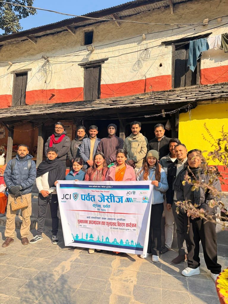 पर्वत जेसीजद्वारा मोदीवेणीमा फलफुल वितरण