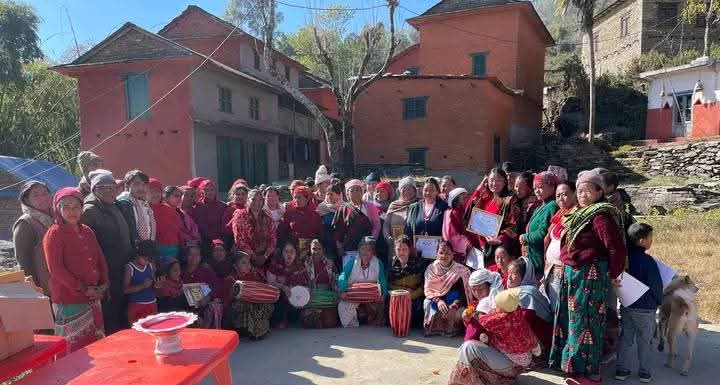 महाशिलामा देउँसीभैलोबाट संकलित रकमबाट आमा समुहलाई बाद्यबादन सामाग्री हस्तान्तरण