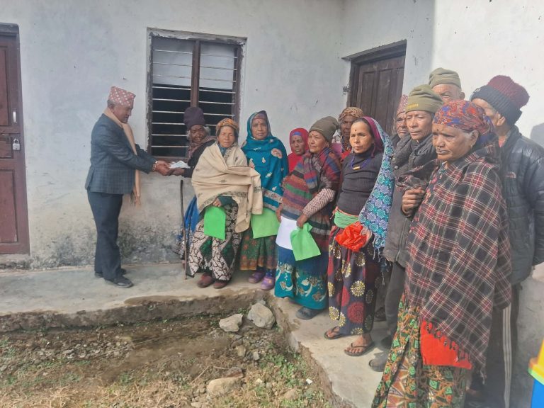 महाशिला-६,फलामखानीमा वडा कार्यालयबाट भत्ता वितरण, लाभान्वित खुशी