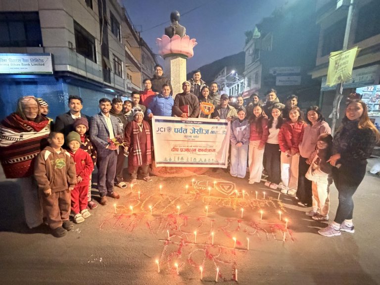 पर्वत जेसीजद्वारा ३०४ औं पृथ्वी जयन्तीका अवसरमा दीप प्रज्वलन