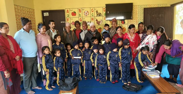 बिकको पहलमा ठानामौलाका २ वटा बिद्यालयका बिद्यार्थीहरुलाई शैक्षिक सामाग्री वितरण