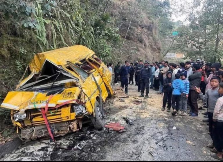 बाग्लुङमा स्कुल बस दुर्घटना,२३ बिद्यार्थी घाइते ३ को अवस्था गम्भीर