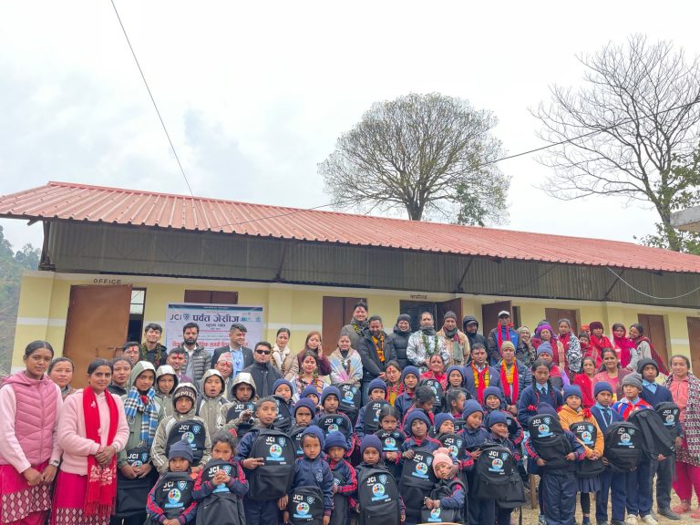 पर्वत जेसीजका अध्यक्ष शर्माको जन्मदिनको अवसरमा फलामखानीका बिद्यार्थीहरुलाई शैक्षिक सामाग्री वितरण