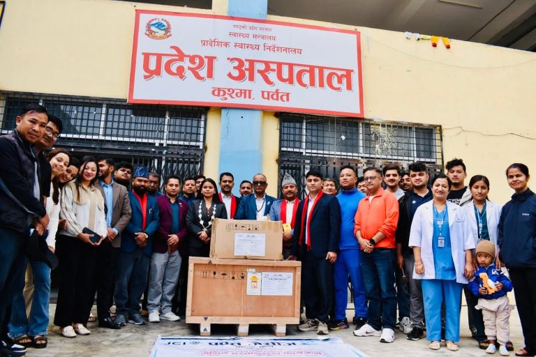 पर्वत जेसीजद्वारा प्रदेश अस्पताललाई स्वास्थ्य उपचार मेसिन हस्तान्तरण