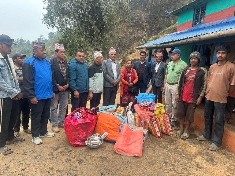 पाखापानीका आगलागी पीडितलाई महाशिला गाउँपालिकाद्वारा सहयोग हस्तान्तरण