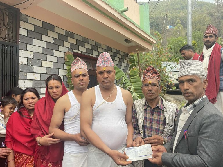 आमाको सम्झनामा गदाल परिवारद्वारा बिद्यालयमा अक्षयकोष स्थापना