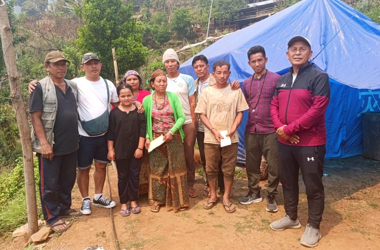 पर्वतको ठानामौलाका वाढि पीडितहरुलाई चारभञ्याङ हङकङको सहयोग