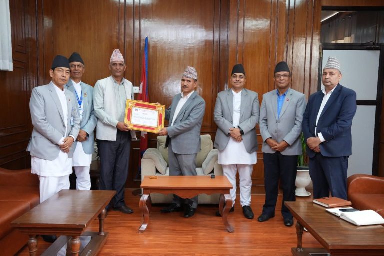 शुन्य बेरुजु कायम गरेको महाशिला गाउँपालिका महालेखाबाट सम्मानित