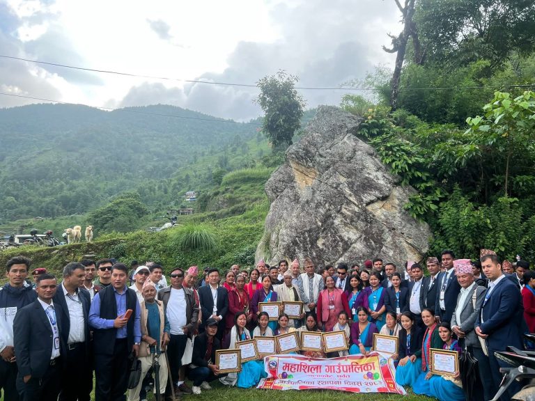 महाशिला गाउँपालिकाको स्थापना दिवस मनाइयो, उत्कृष्ट कर्मचारी र कृषक सम्मानित
