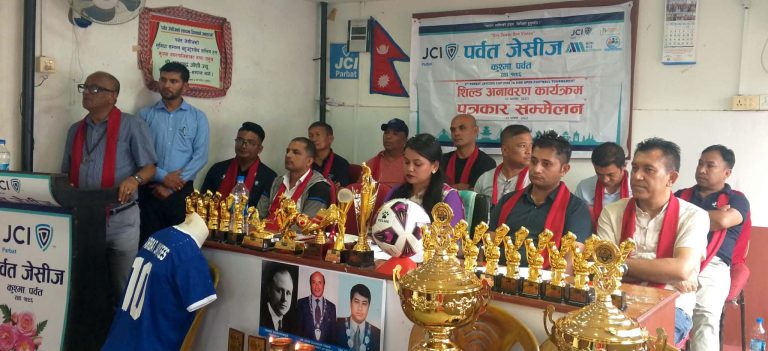 पर्वतमा १ लाख ११ हजार राशीको दोस्रो जेसिज कप फुटबल प्रतियोगिता हुँदै, शिल्ड अनावरण