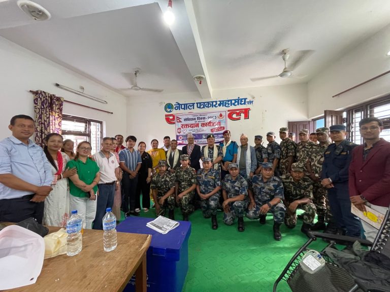 नेपाल पत्रकार महासंघ पर्वतको आयोजनामा संविधान दिवसको अवसरमा “रक्तदान” सम्पन्न